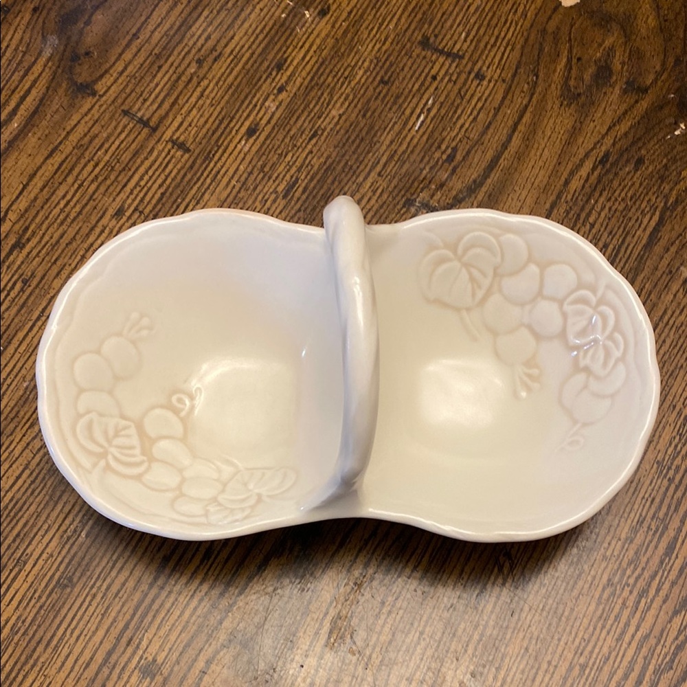 Vintage Metlox Poppytrail Antique Grape White 
Divided serving dish.